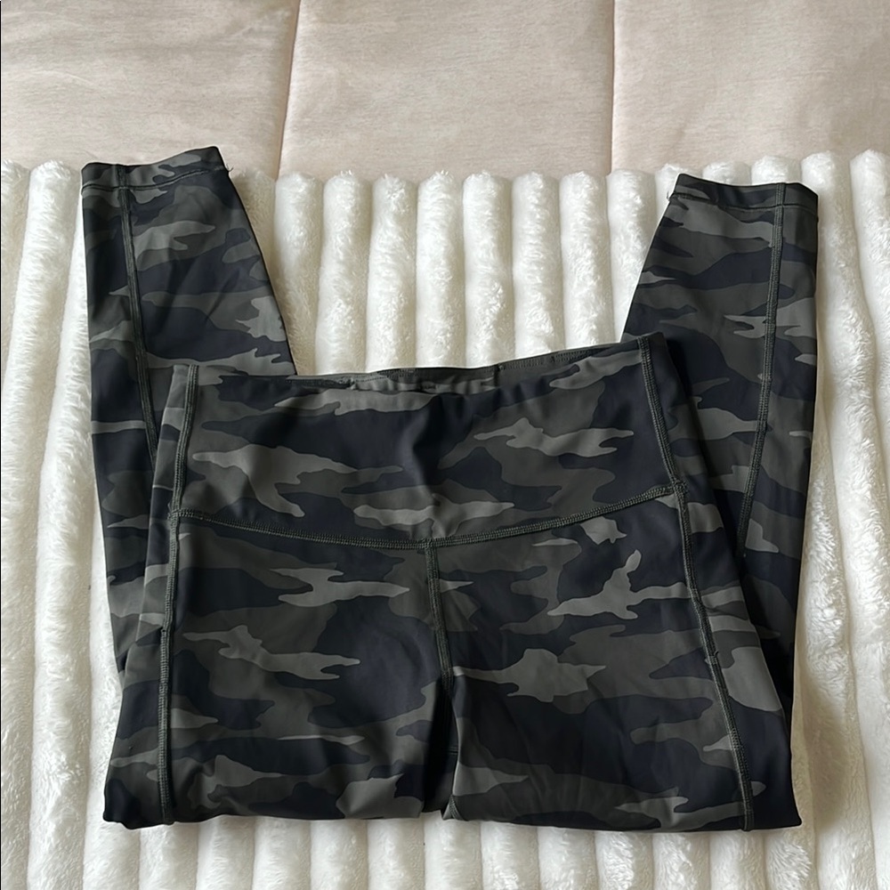 Athleta ultimate camo 7/8 tight leggings